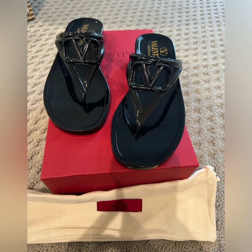 Valentino Garavani
VLogo Signature Rubber Thong Sandals - Size 37 (7)